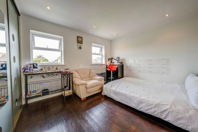 Town house for sale in Schooner Way, Cardiff