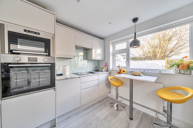 32, Coombe Drive, Addlestone photo 3