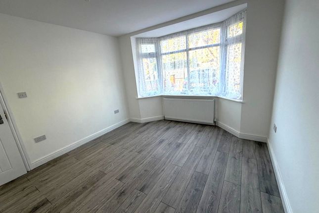 26 Oakwood Avenue, Southall photo 3