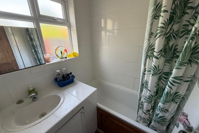 445, Oldfield Lane North, Greenford photo 4