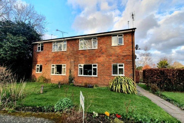 Flat to rent in Badshot Lea, Farnham