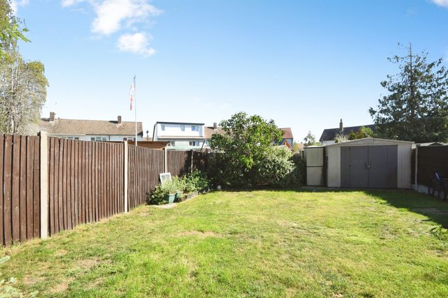 4, Stuart Close, BRENTWOOD photo 2