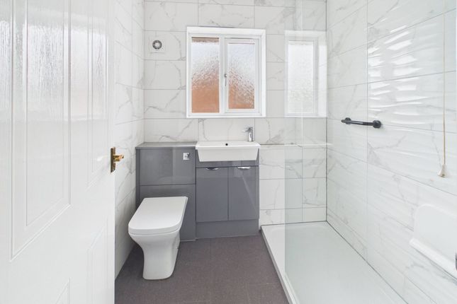 40 Pen-y-Parc, Ebbw Vale photo 3