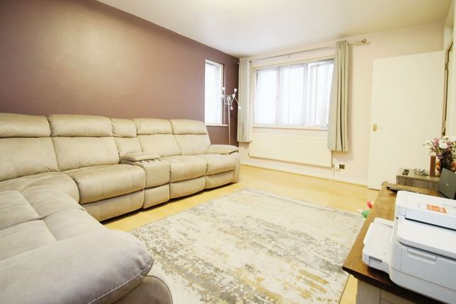 Flat for sale in Hollydale Close, Northolt