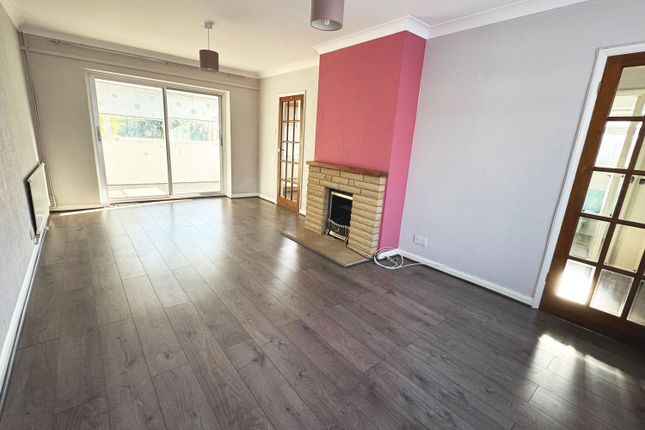 2, Deridene Close, Staines-upon-Thames photo 3