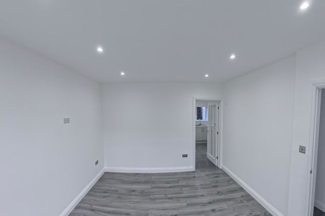 18, Farndale Avenue, Coventry photo 3