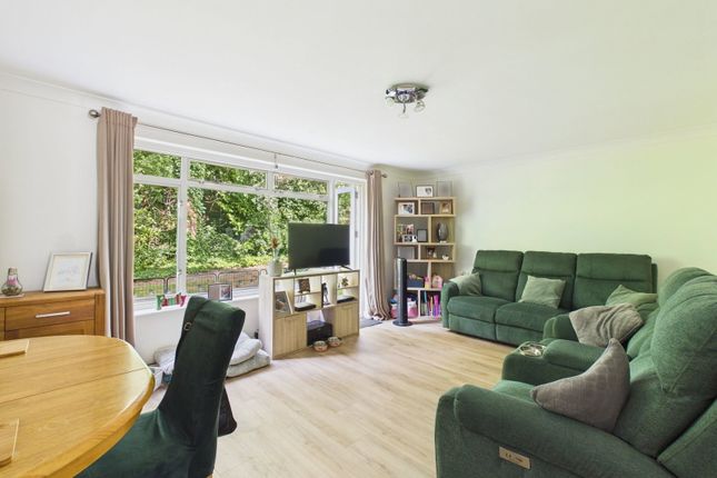 33, Chatsmore Crescent, Worthing photo 3