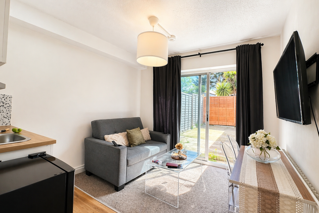 736, North Circular Road, London photo 4