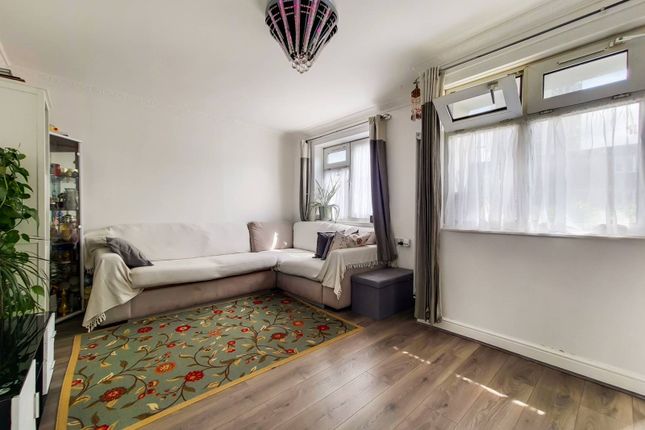 Flat for sale in Cable Street, Shadwell, London
