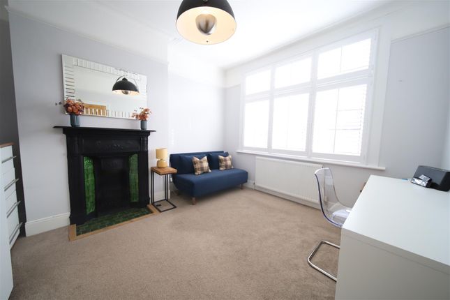 Flat for sale in River Avenue, London