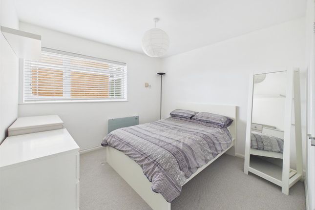 4, The Cedars, Hucclecote Road, Gloucester photo 4