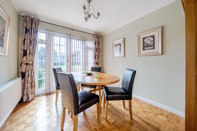 32, Glorney Mead, Farnham photo 4