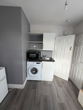 Elmgate Avenue, Feltham, London photo 5