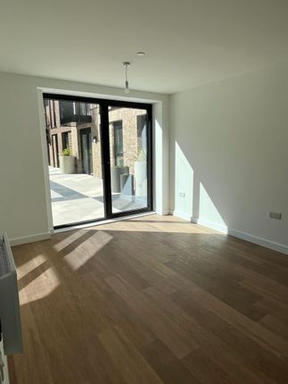 1-bed flat on E032 Tranquility, Salford, £1,200/mo