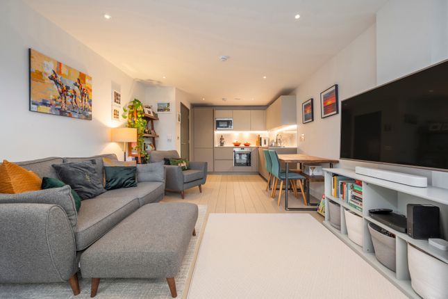 Flat to rent in Canalside Square, Angel Wharf