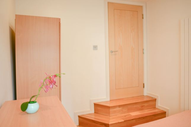 ROOM B, MAGDALEN STREET, FLAT 17A, London photo 4
