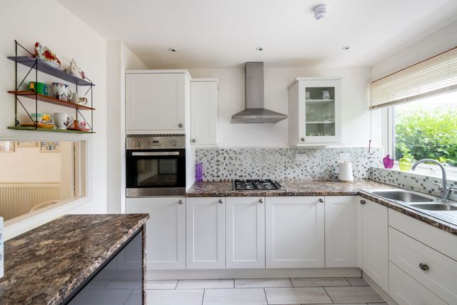 23 Saxon Way, Reigate photo 4
