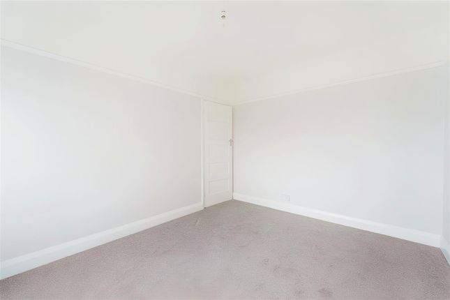 Flat for sale in Barnscroft, London