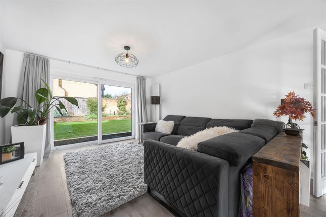 15, Blackthorn Close, Reading photo 4