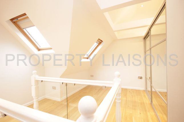 Terraced house to rent in Welland Mews, West Wapping