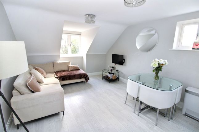 Flat 14 Queens Court, 352 Amersham Road, Hazlemere, High Wycombe photo 3