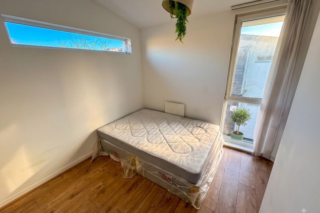24, Bell Crescent, Manchester photo 4