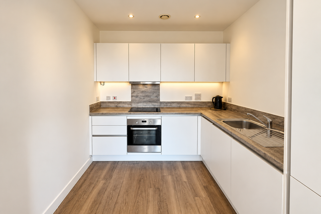 Moorhen Drive, London photo 5