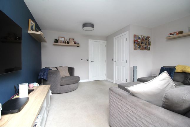 32, Jones Hill, Hampton Vale, Peterborough photo 3