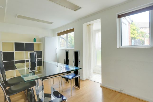 3, Wauthier Close, Palmers Green photo 3