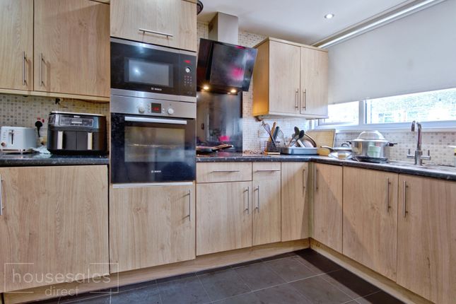 9, Chatfield Way, Basildon photo 3