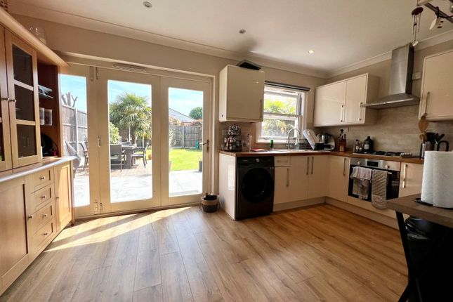10, Hatch Close, Addlestone photo 4