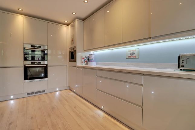 7, Kingley Close, Wickford photo 2