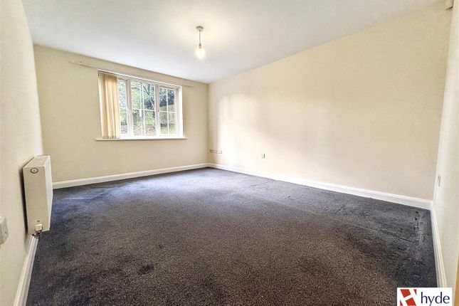 Canberra Way, Oldham Road photo 4