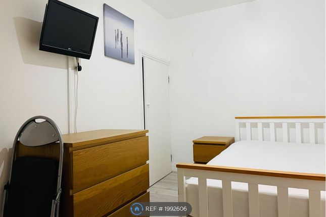 Room to rent in Capstan Square, London