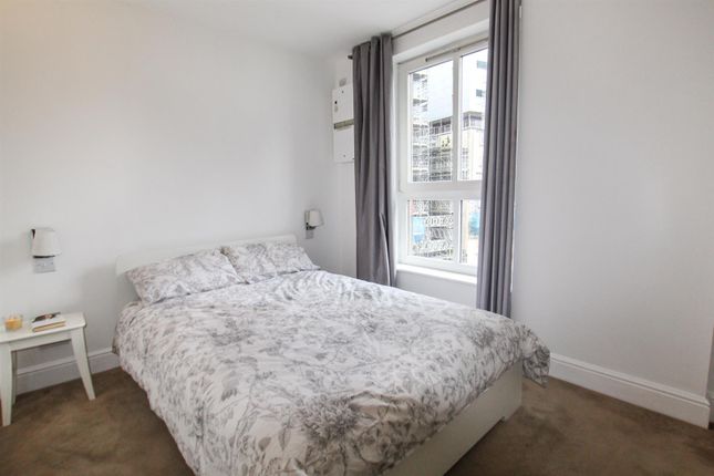 Flat 802, Dryden Building, Commercial Road, London photo 3