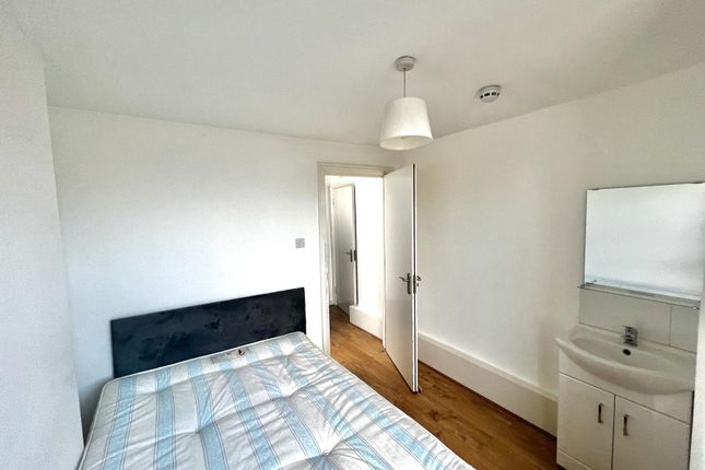 Room to rent in Whitechapel Road, London