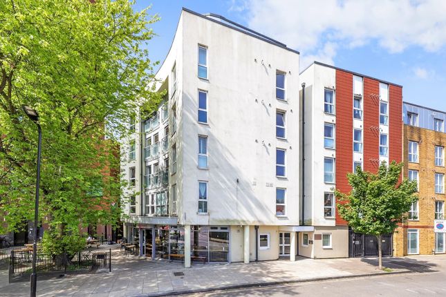 Flat for sale in Enfield Road, Haggerston