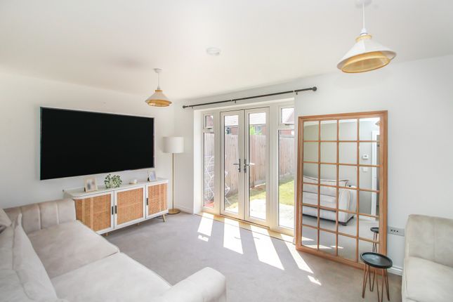 19, Jade  Way, Crawley photo 3