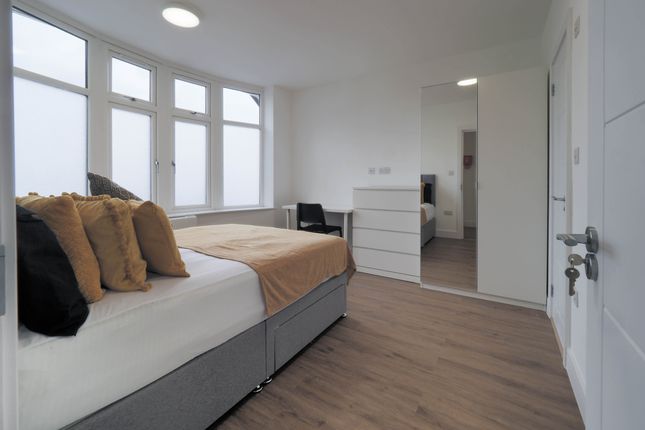 16, The Meadow Way, Harrow photo 4