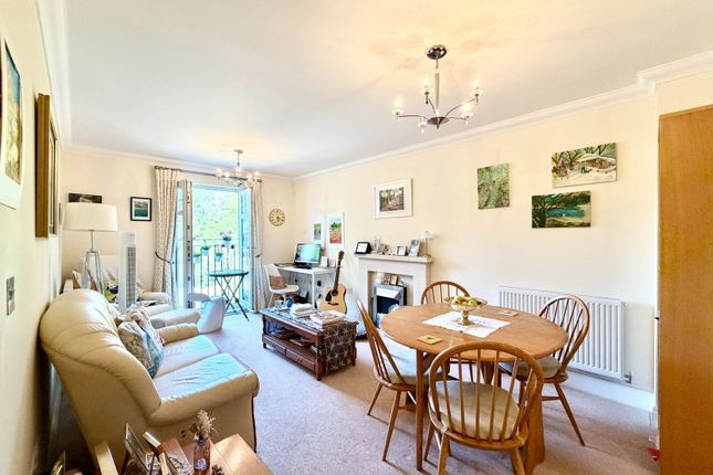 19 Heathside Court, High Road, Bushey photo 2