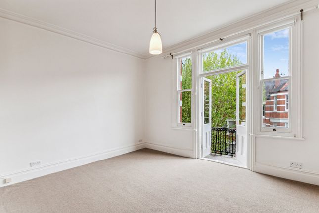 Flat to rent in Riverview Gardens, Barnes