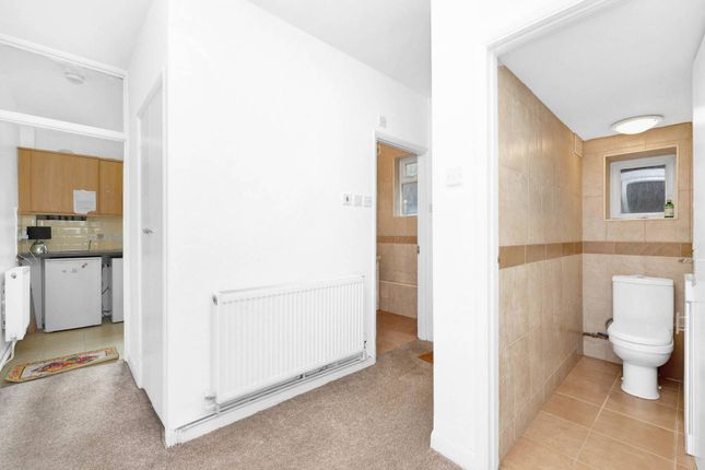 Flat for sale in Hollydale Road, Peckham, London