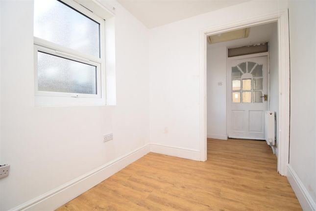 3, Green End Lane, Wakefield photo 4
