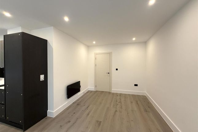 5 Crown Gate, Church Road, Esher photo 3
