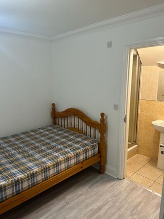 Flat to rent in Langley Road, Slough