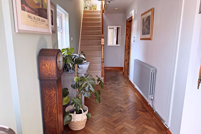 22, Queens Close, Warwickshire, CV8 1JR photo 4