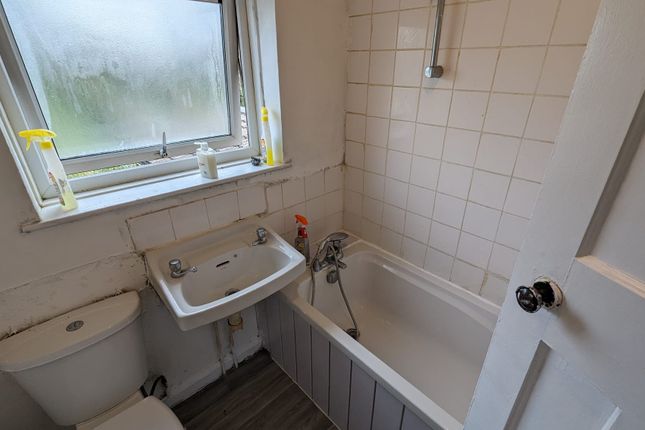 End terrace house to rent in Bristol Road, Luton