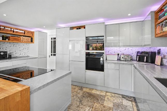 5, Rushden Way, Surrey photo 4