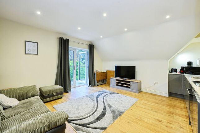 Flat 8, 167, Godstone Road, Kenley photo 2