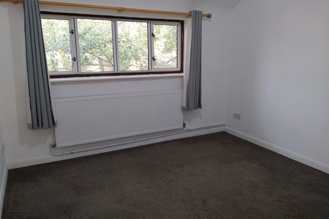 32, Ednaston Road, Dunkirk, Nottingham photo 4